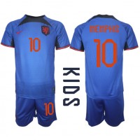 Nederländerna Memphis Depay #10 Replika babykläder Bortaställ Barn VM 2022 Kortärmad (+ korta byxor)